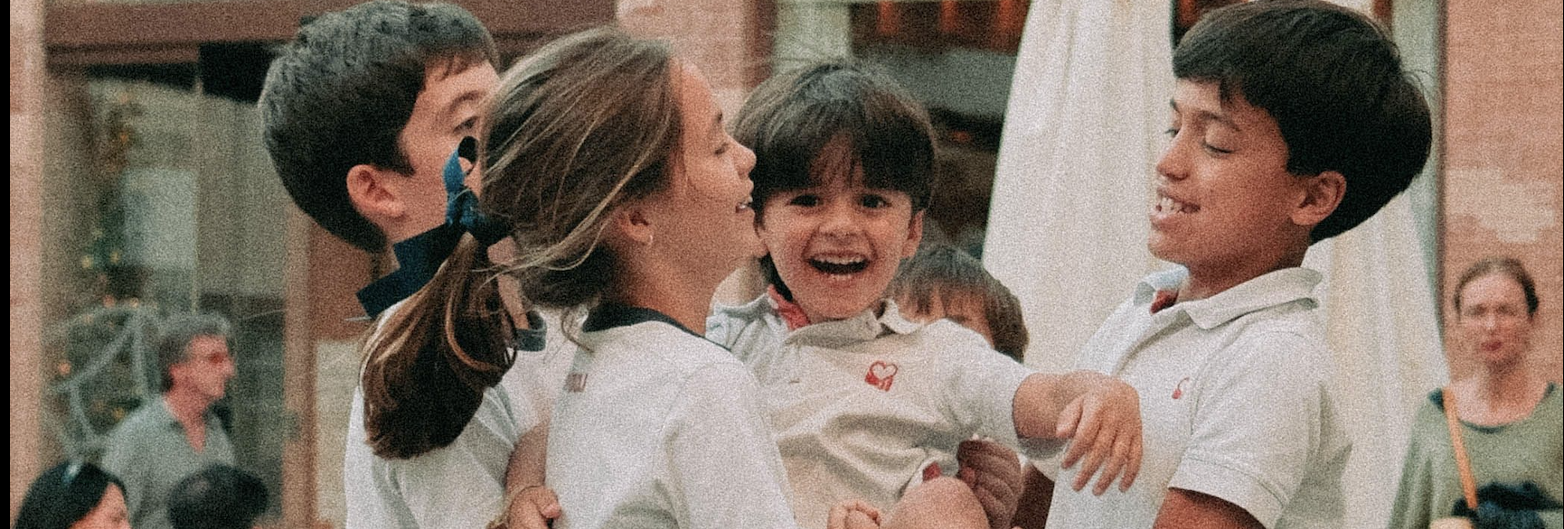 Niños y niñas riendo juntos